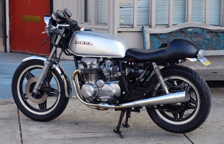 Honda CB650 1979. Короткий бак, веяние 70-х, соседствует с одноместным седлом и низкими клипонами